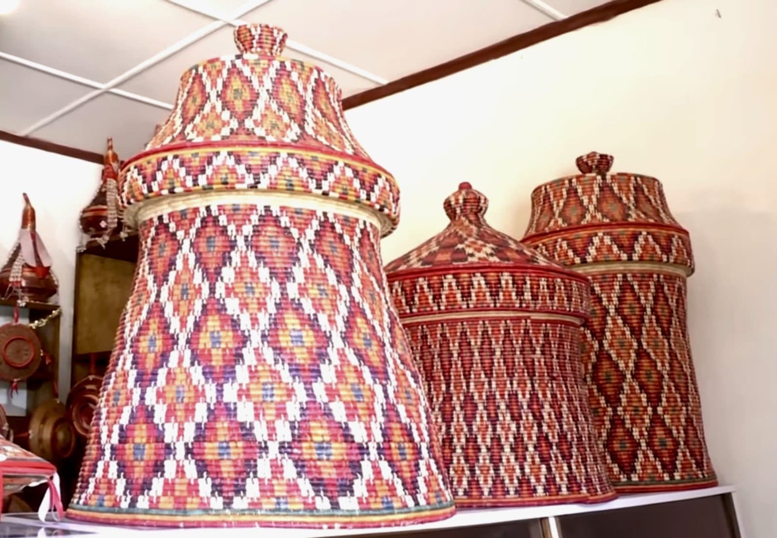 Bunt geflochtene Mesob-Korbtische aus Harar