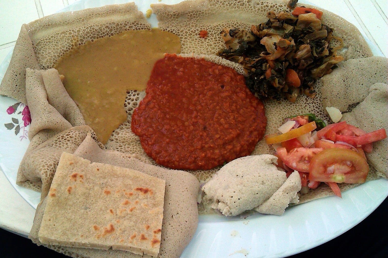 Injera mit Shiro, Gomen und Tomatensalat