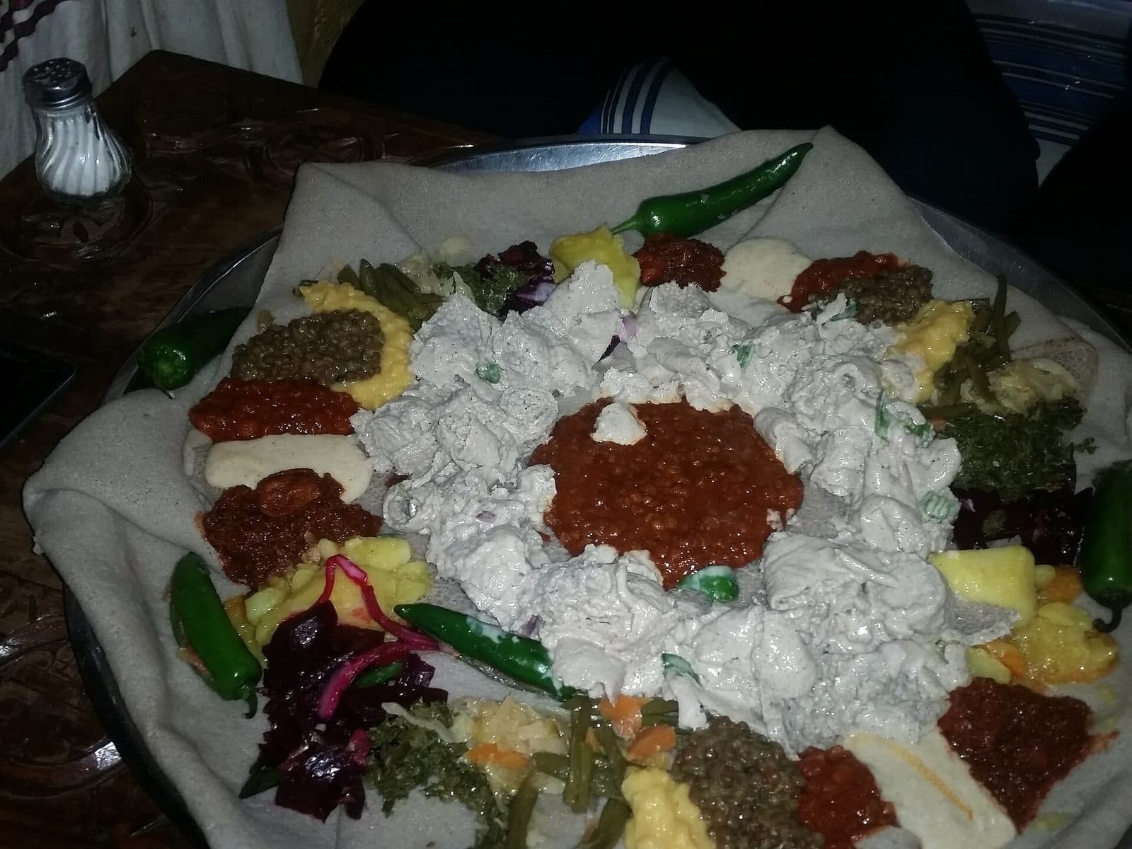 Injera-Platte mit Wots, Salat und frischem Ayib