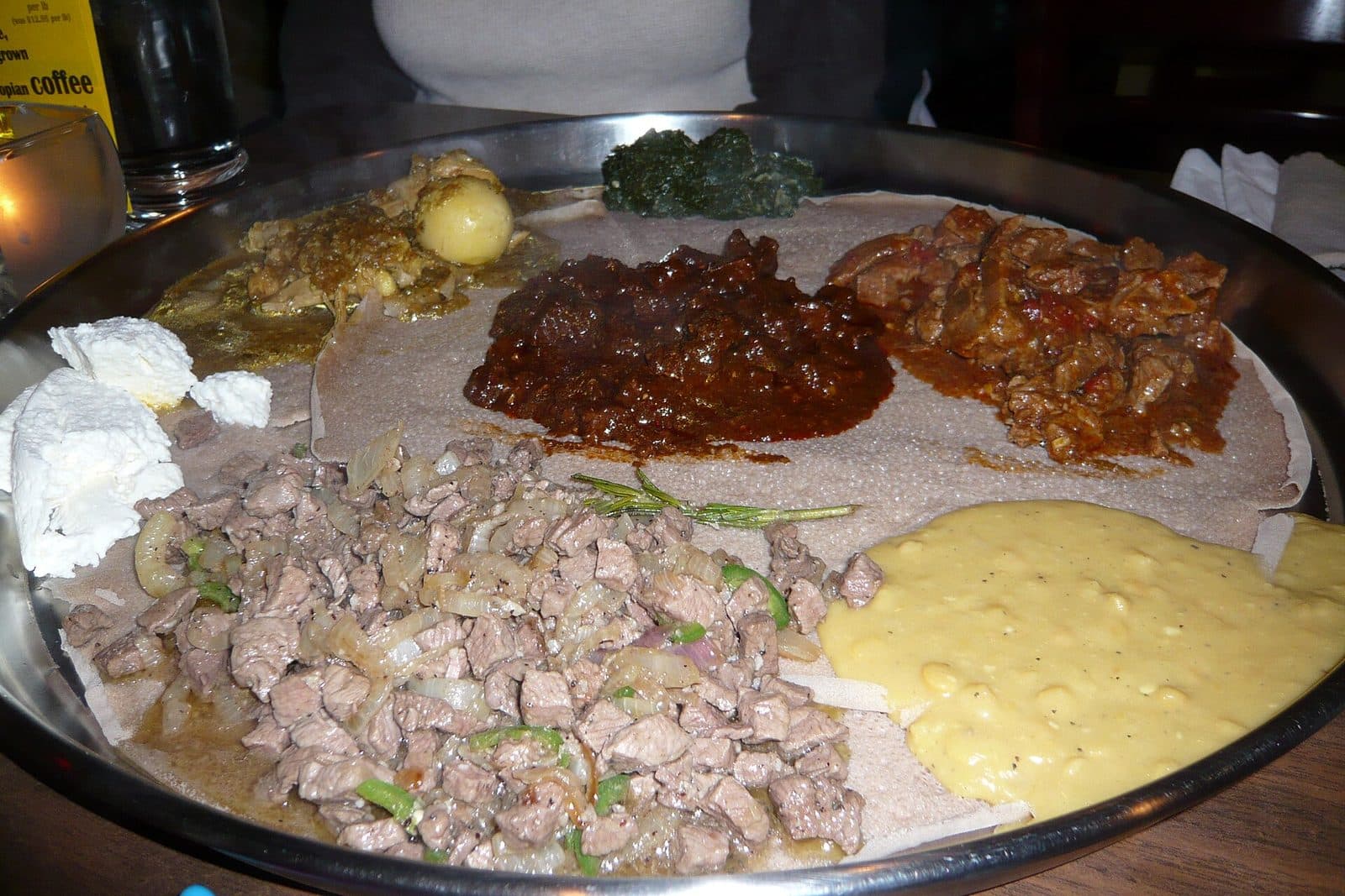 Eine große Servierplatte mit mehreren Gerichten