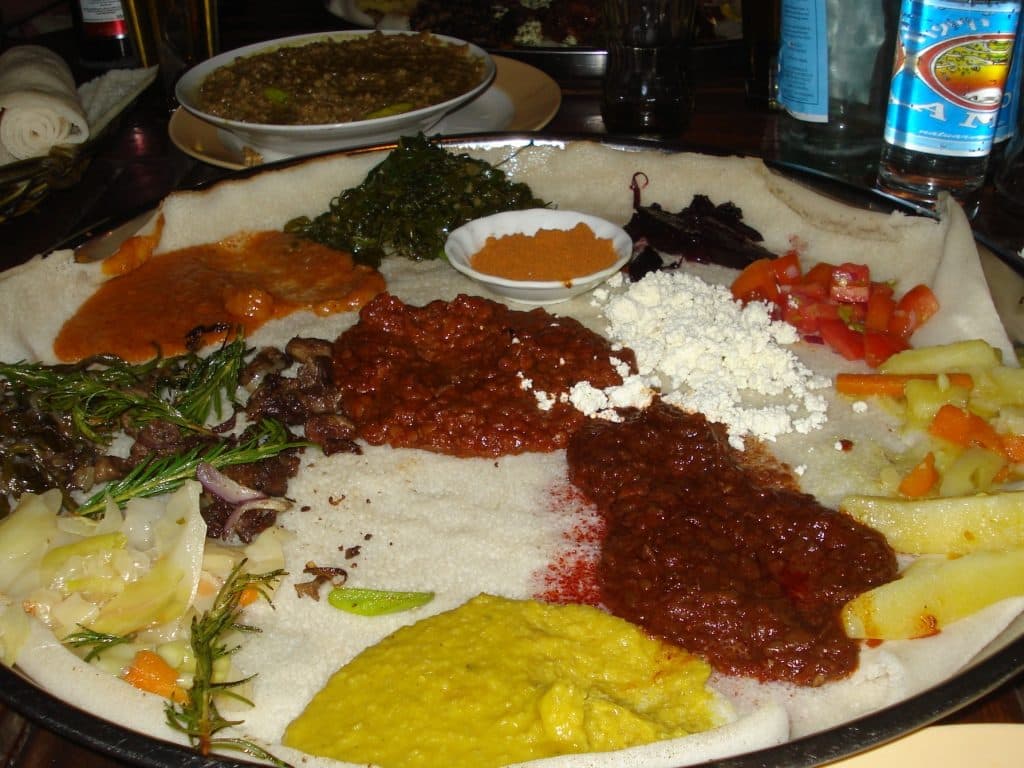 Doro Wot mit weiteren Gerichten auf einer Injera-Platte