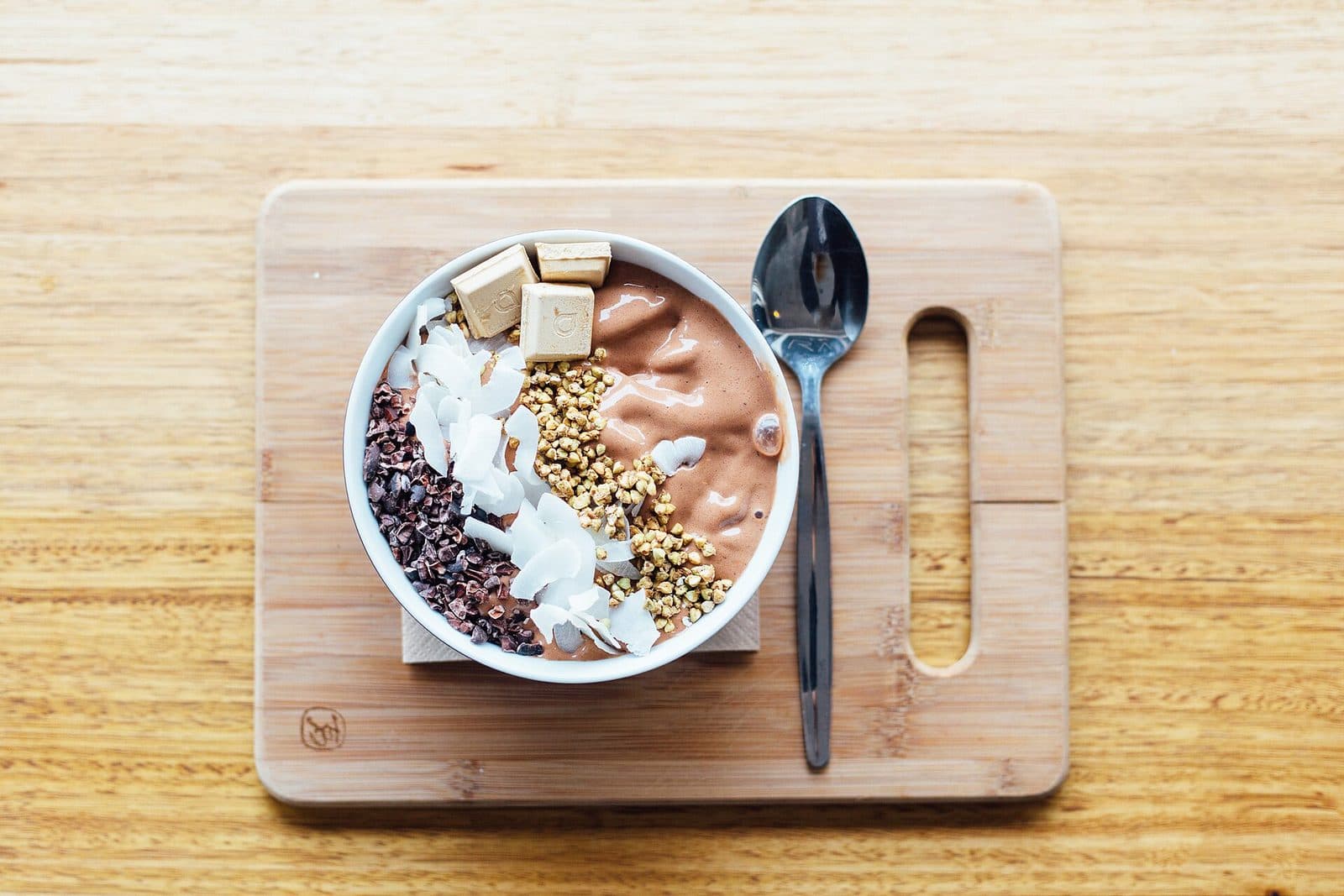 Joghurtschale mit Früchten und Datteln