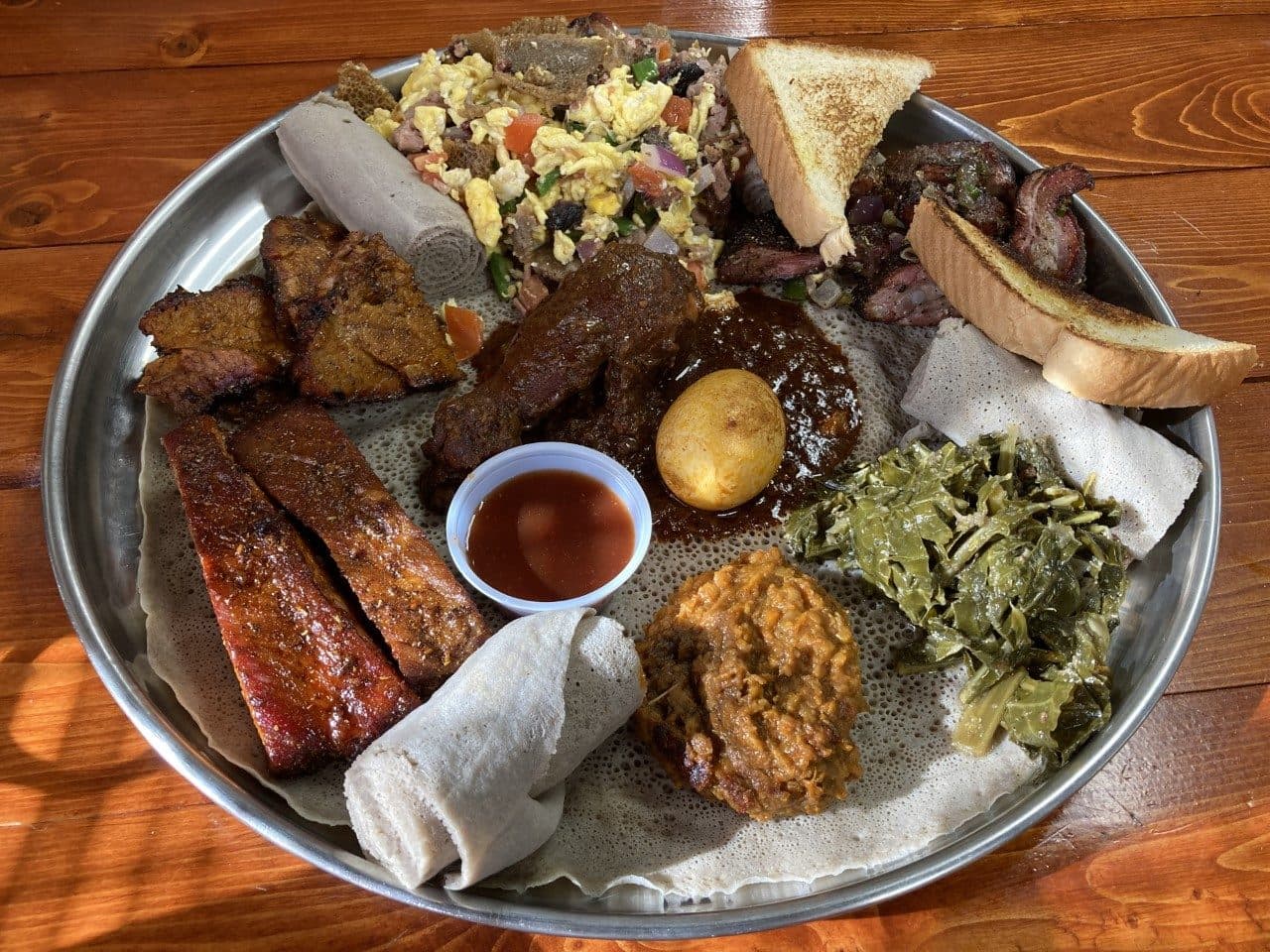 Lammtibs mit Beilagen auf einer Injera-Platte