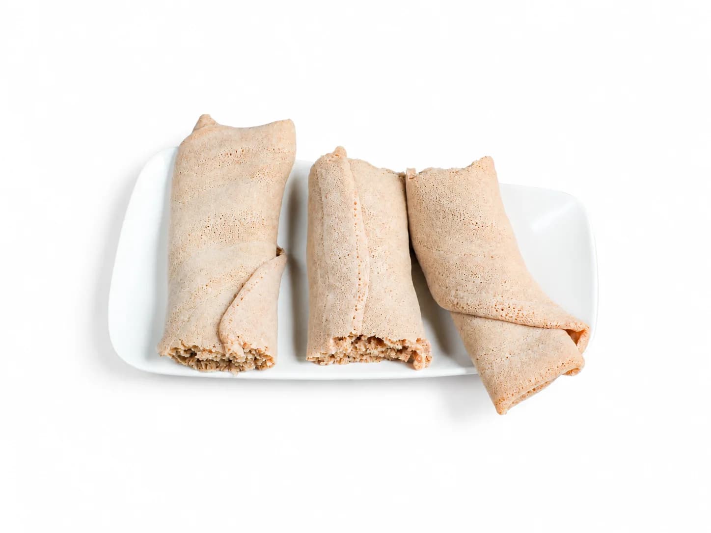 Gerollte Injera mit ihrer typischen feinporigen Oberfläche