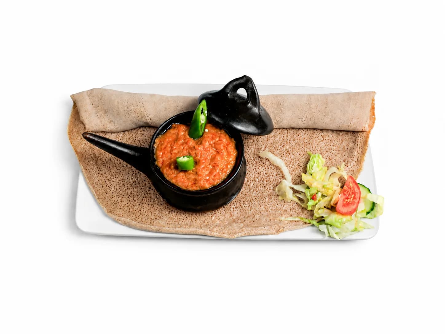 Shiro Wot in einer traditionellen schwarzen Schale mit Salat und Injera