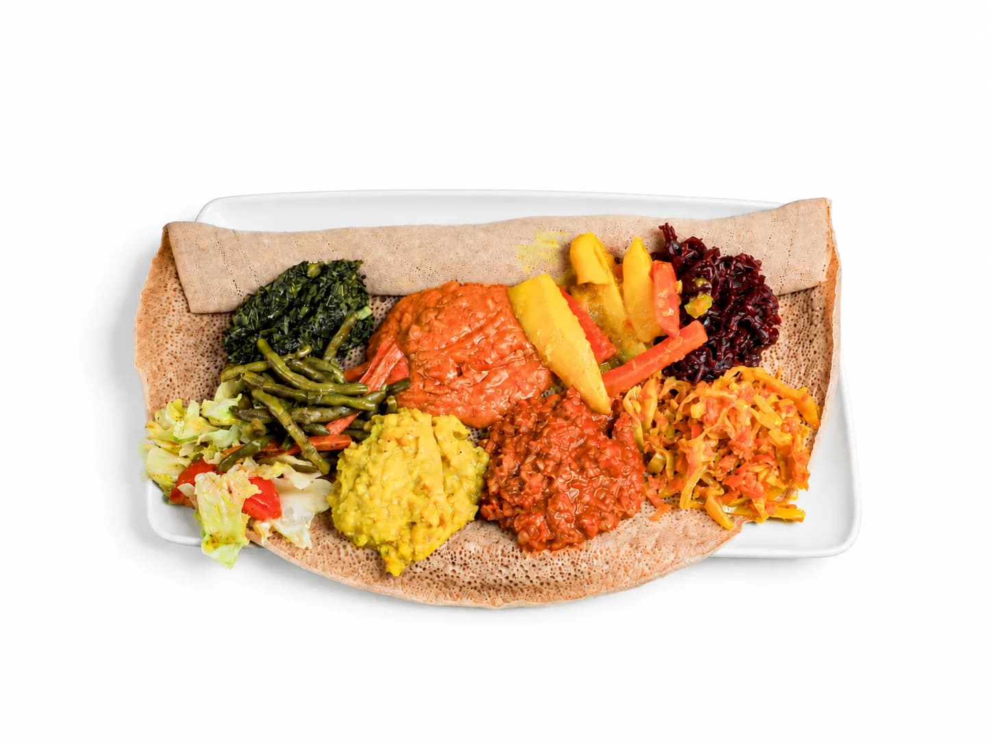 Vegetarische Beyaynetu-Platte mit Linsen, Gemüse und Salat auf Injera