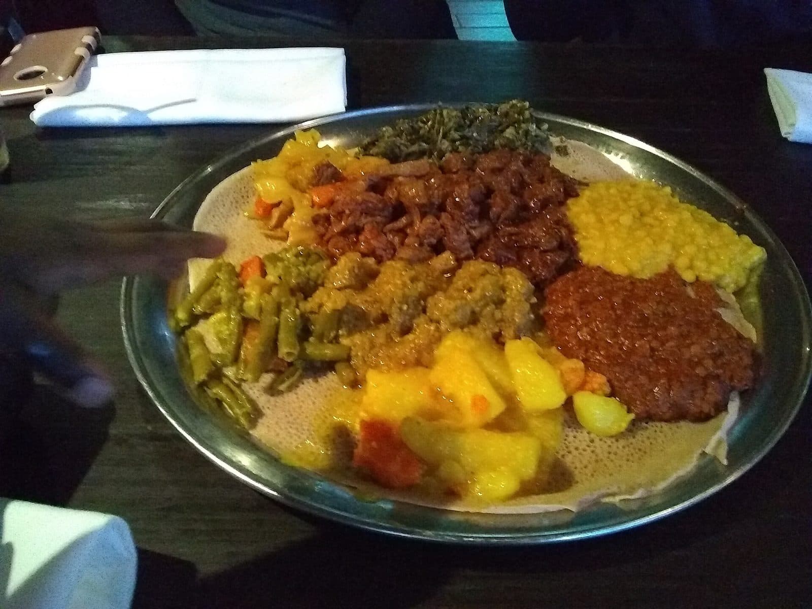 Injera-Platte mit Gemüse und Fleisch