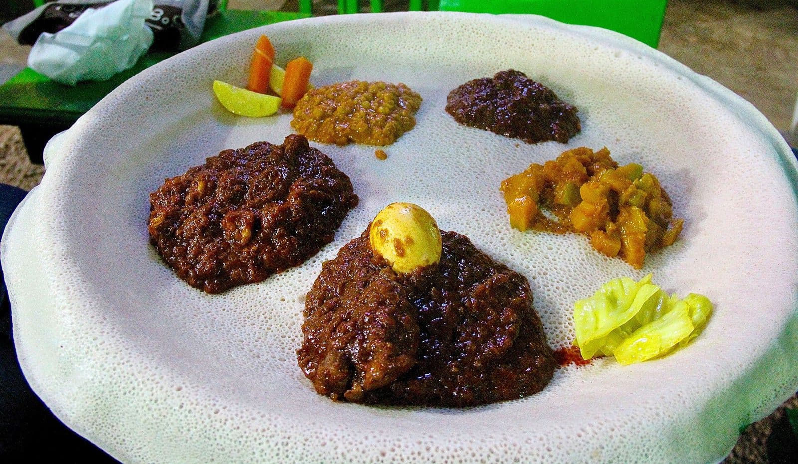 Eine große Injera-Platte mit verschiedenen Wots