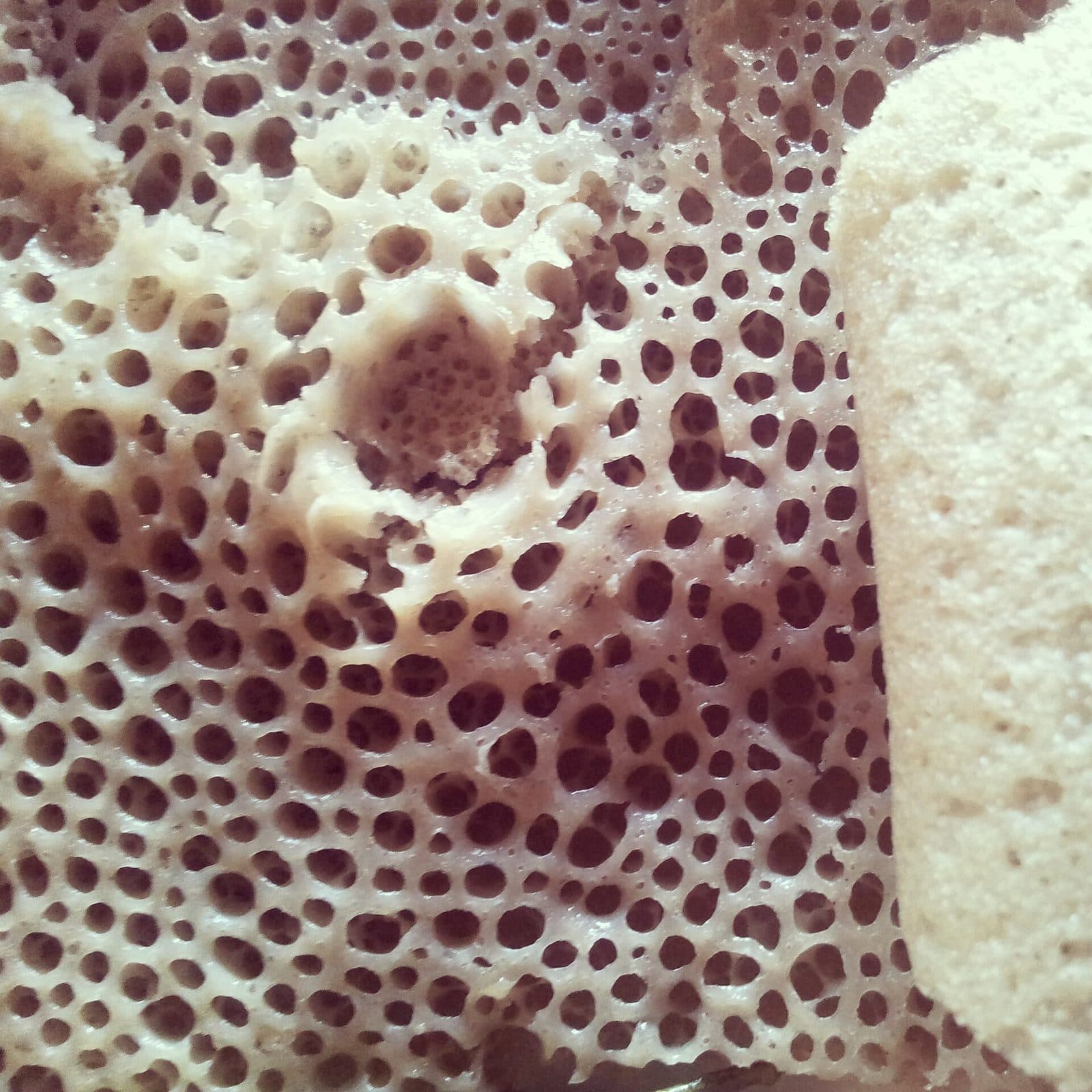 Nahaufnahme einer frisch gebackenen Injera