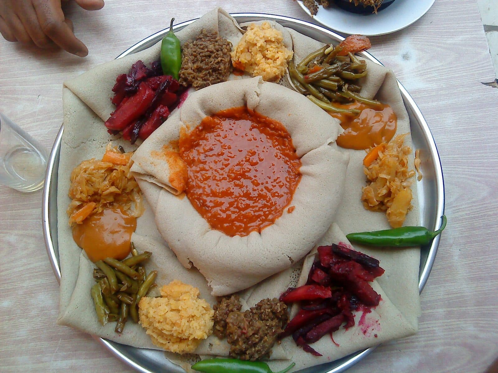 Vegane Fastenplatte mit vielen Gemüsegerichten rund um die Injera