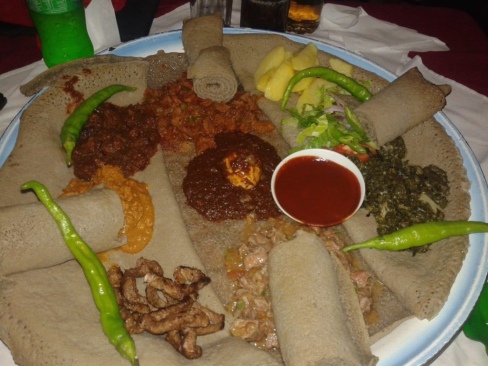 Beyaynetu — Injera mit vielen kleinen Gerichten